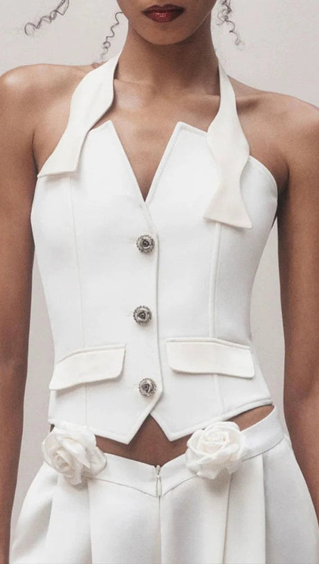 Completo con gilet con scollo all'americana e pantaloni decorati con fiori in avorio