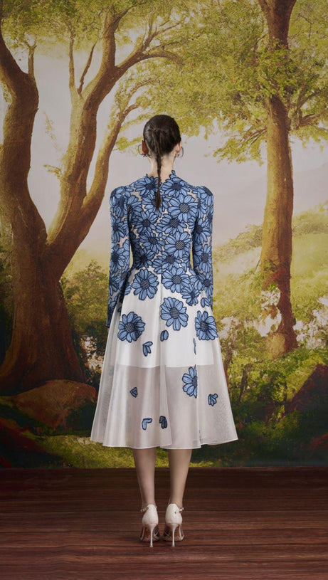 Danielle – Blau-weißes A-Linien-Midikleid aus Spitze mit eckigen Schultern