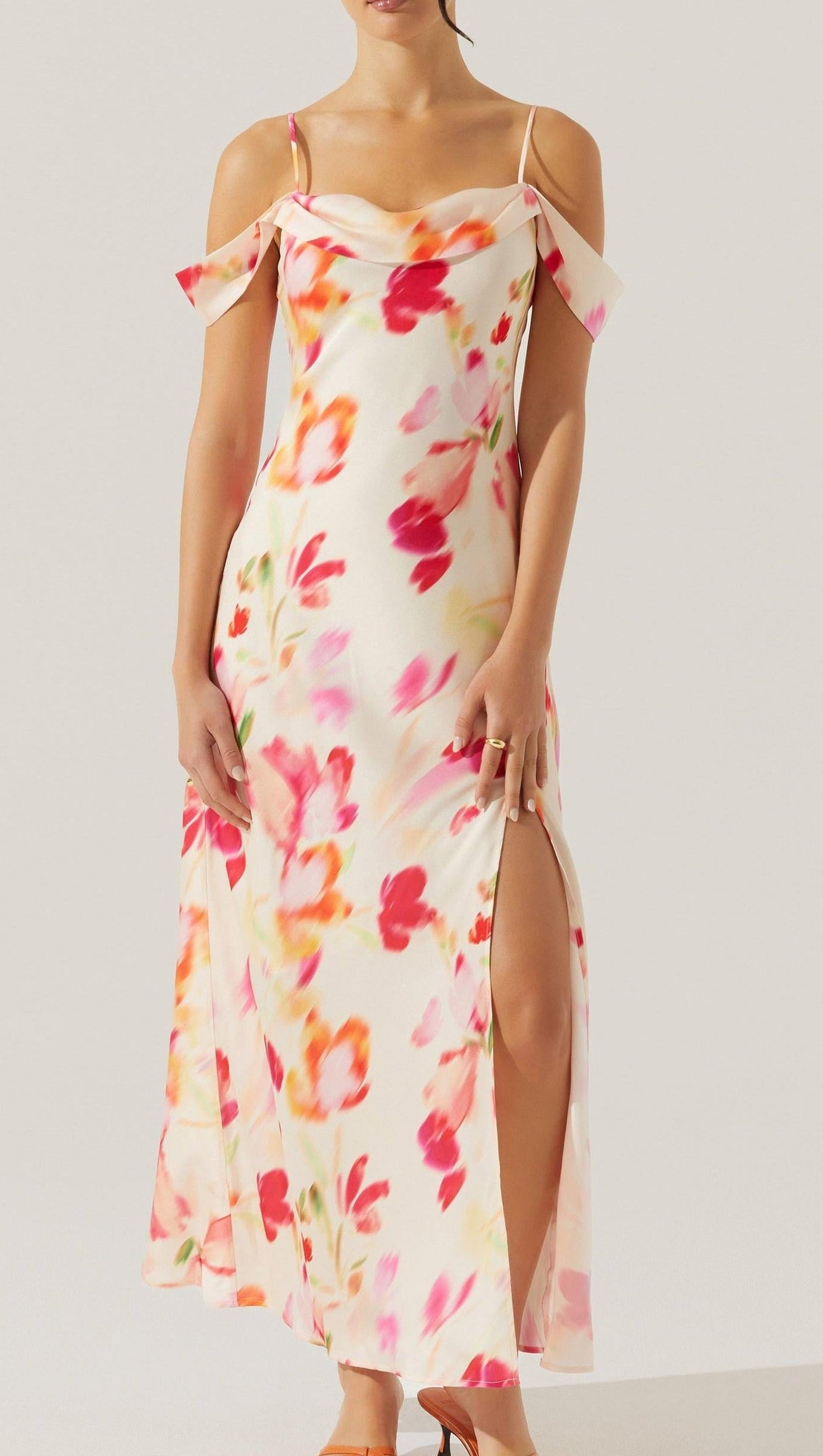 Satin-Maxikleid mit Schlitz und kalter Schulter in rosa Aquarell