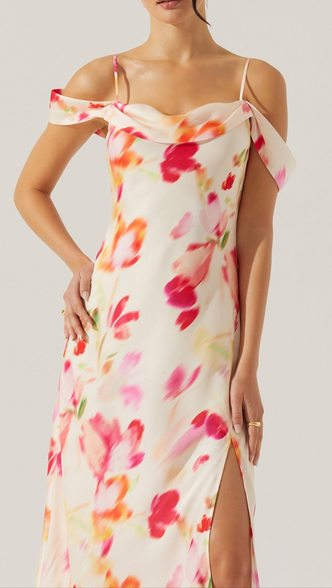 Satin-Maxikleid mit Schlitz und kalter Schulter in rosa Aquarell