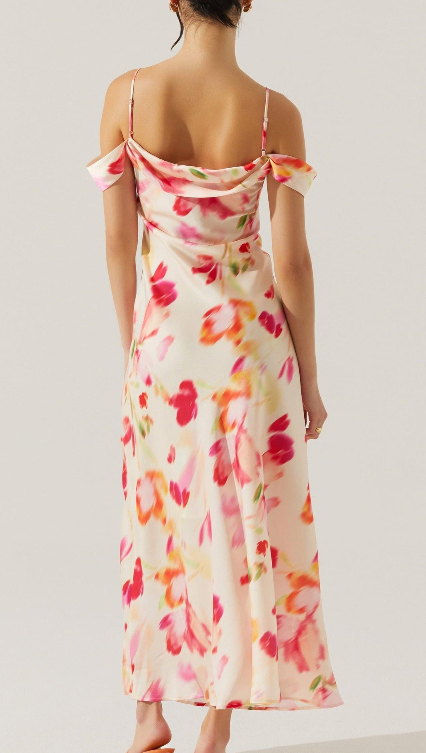 Satin-Maxikleid mit Schlitz und kalter Schulter in rosa Aquarell