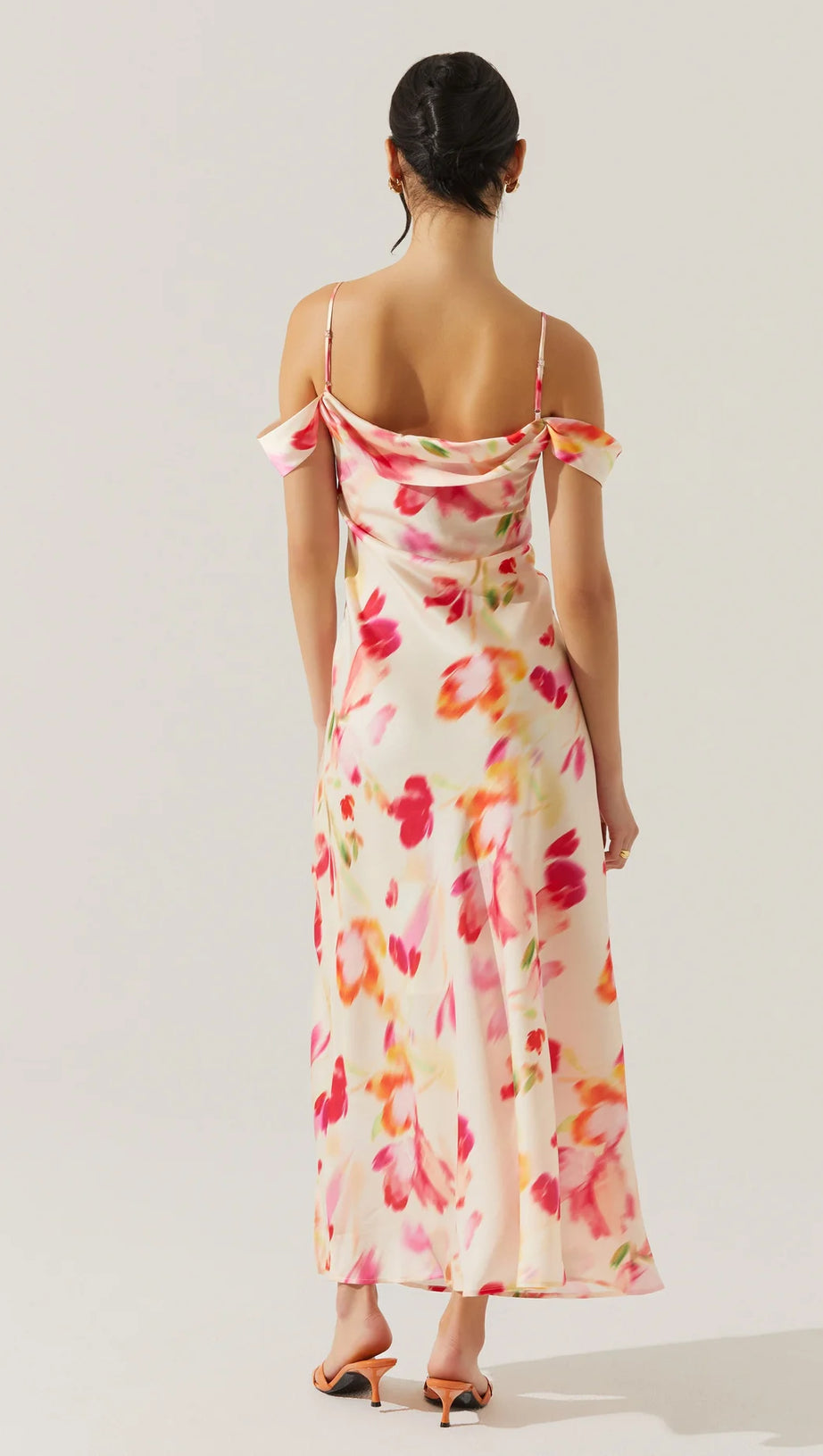 Satin-Maxikleid mit Schlitz und kalter Schulter in rosa Aquarell