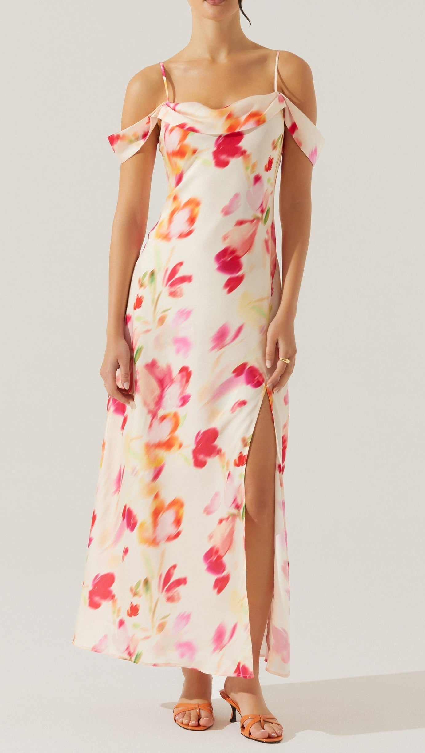 Satin-Maxikleid mit Schlitz und kalter Schulter in rosa Aquarell