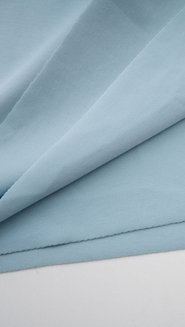 Aakifa – Asymmetrisches, drapiertes Maxikleid in Babyblau