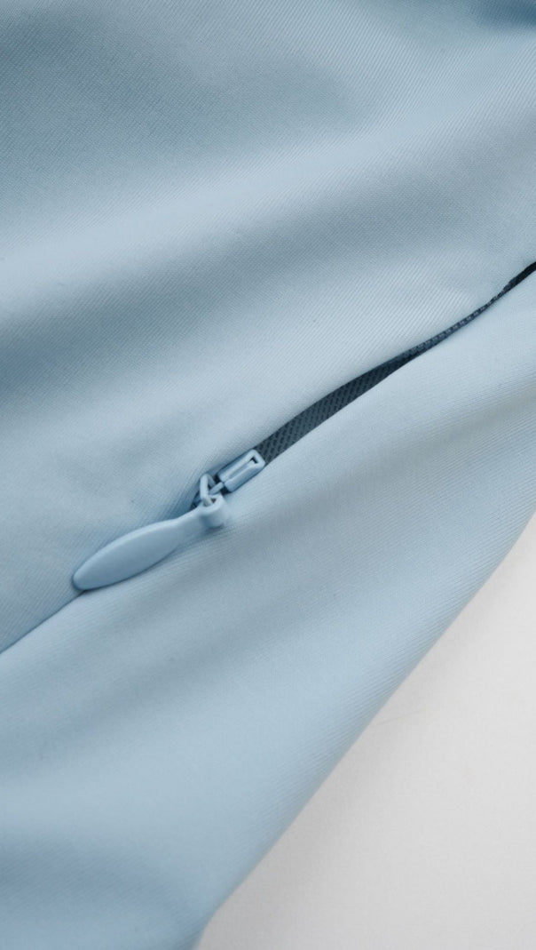 Aakifa – Asymmetrisches, drapiertes Maxikleid in Babyblau