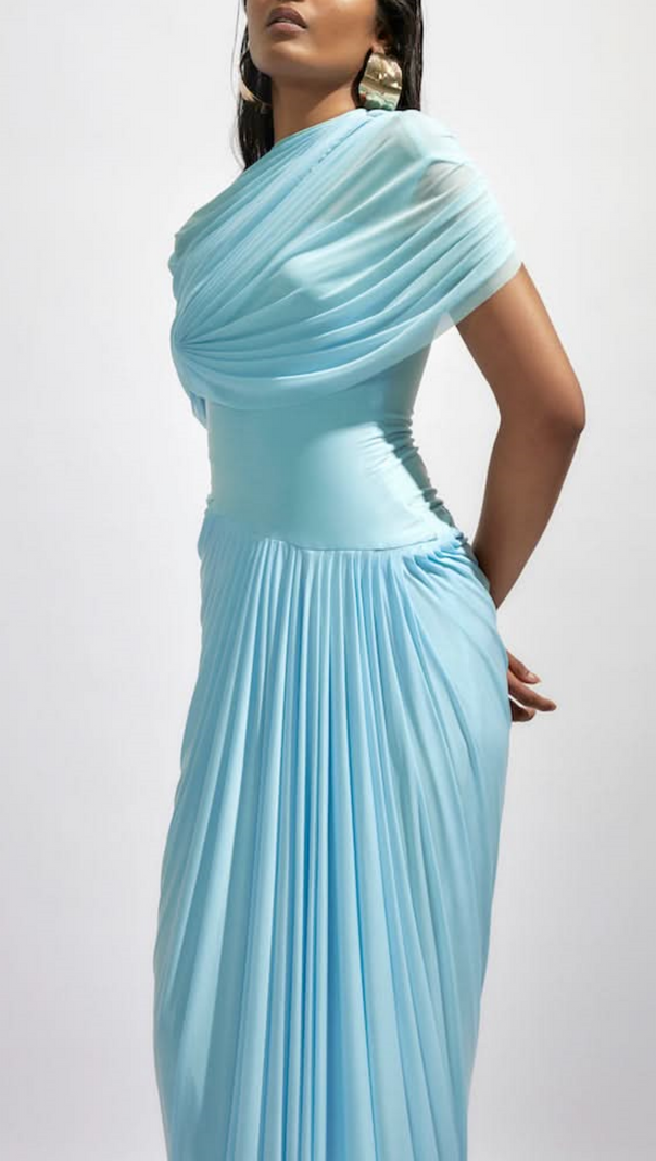 Aakifa – Asymmetrisches, drapiertes Maxikleid in Babyblau