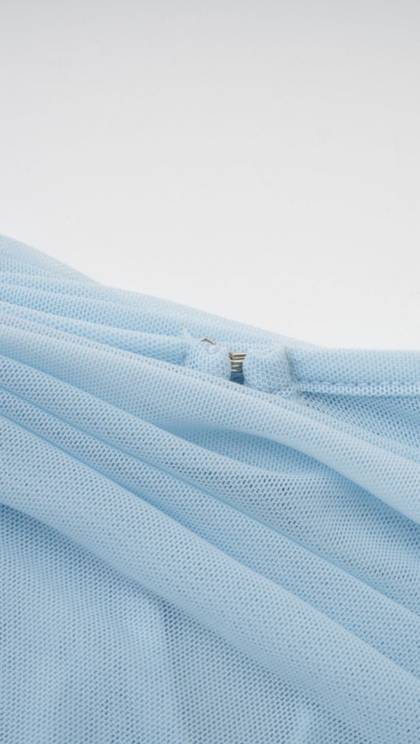 Aakifa – Asymmetrisches, drapiertes Maxikleid in Babyblau