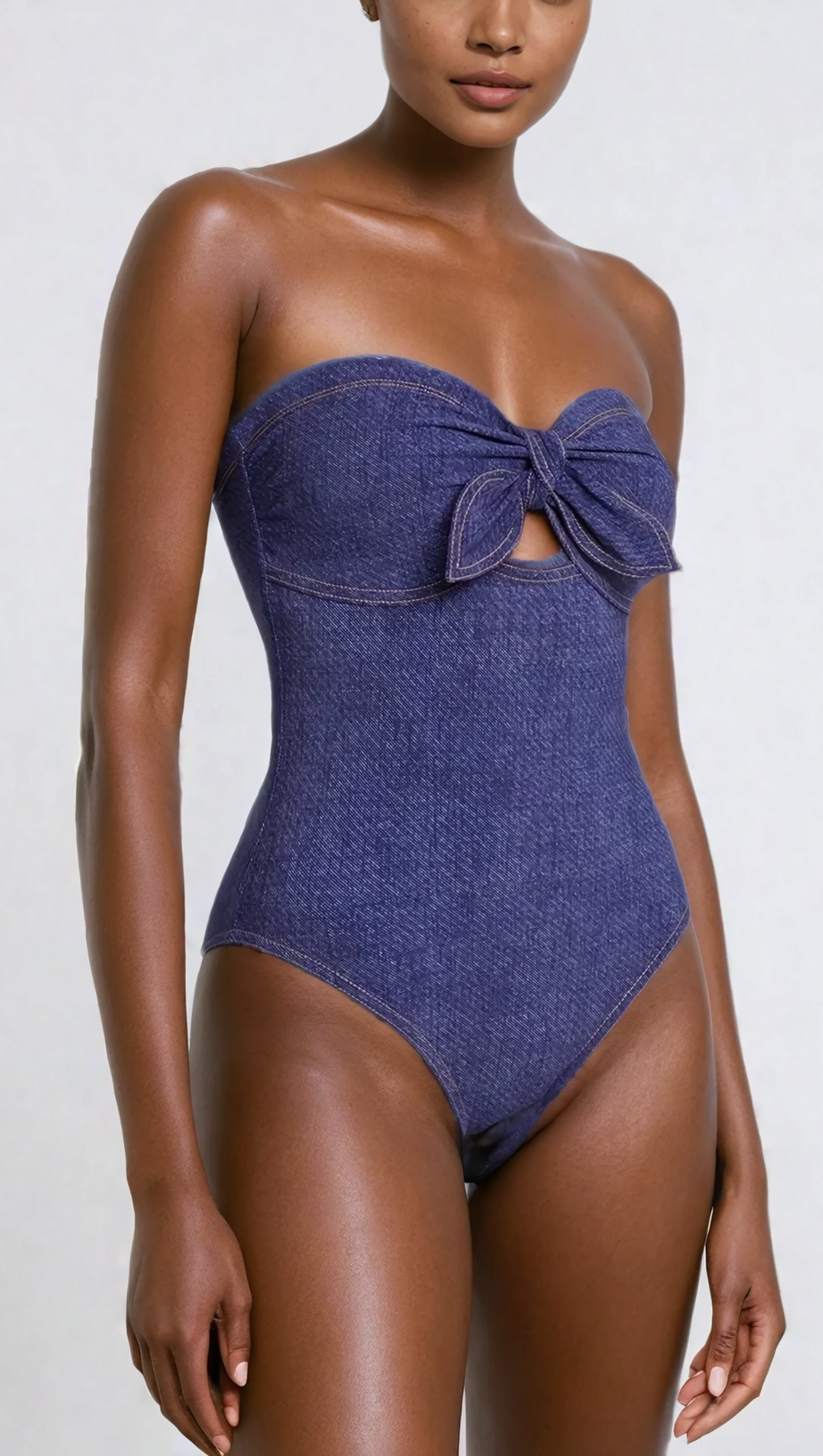 Michelle – Trägerloser, figurbetonter Badeanzug mit Cut-outs