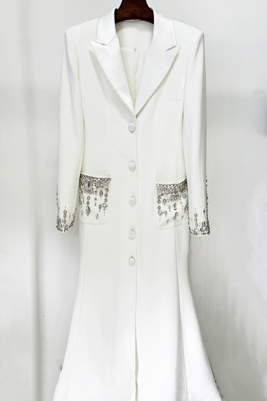 Aurora – Blazer-Maxikleid mit Kristallverzierung