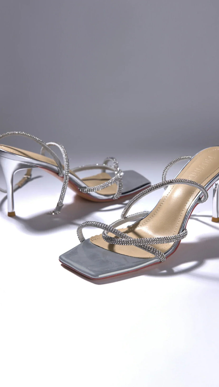 Brittin Riemchenschuhe mit Strasssteinen