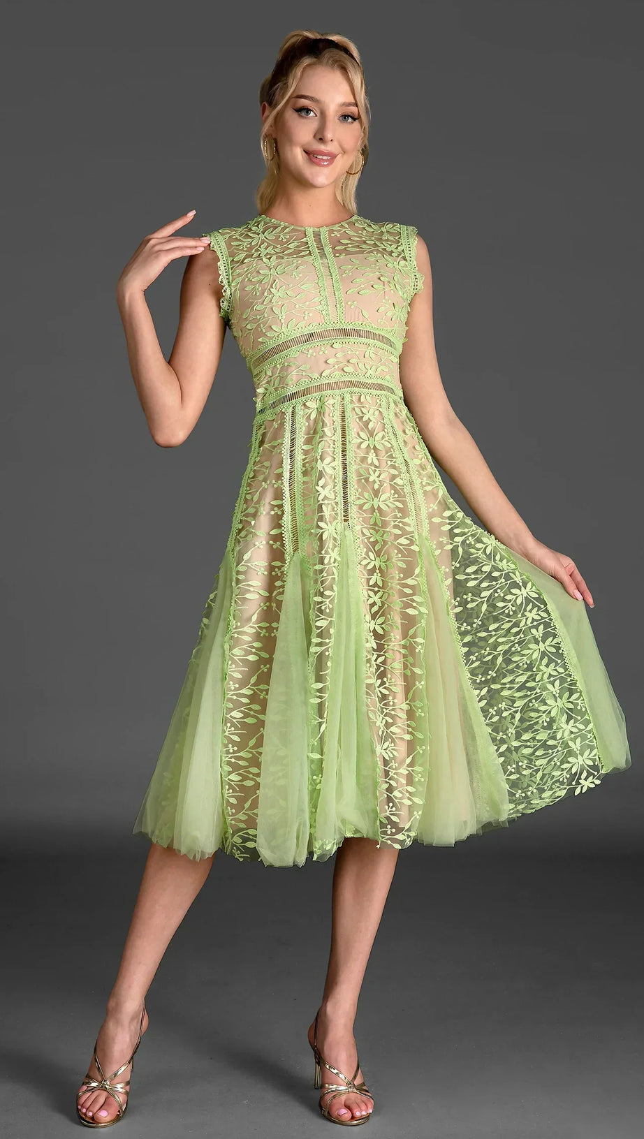 Tassoti – Ärmelloses Kleid mit Spitzenstickerei