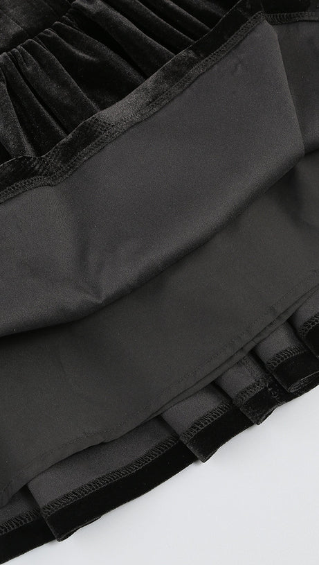 OFF-SHOULDER-MINIKLEID MIT BLUMENAPPLIKATIONEN