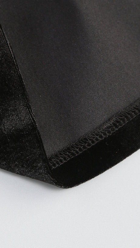 OFF-SHOULDER-MINIKLEID MIT BLUMENAPPLIKATIONEN