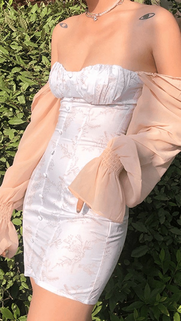 BLAUES MINIKLEID MIT AUSGESTELLTEN ÄRMELN UND PRINT 
