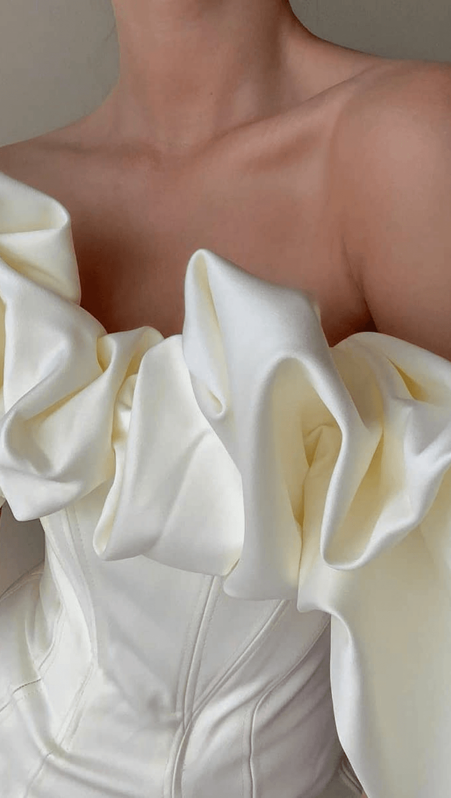 SATIN RUFFLE STRAPLESS DRESS IN WHITE