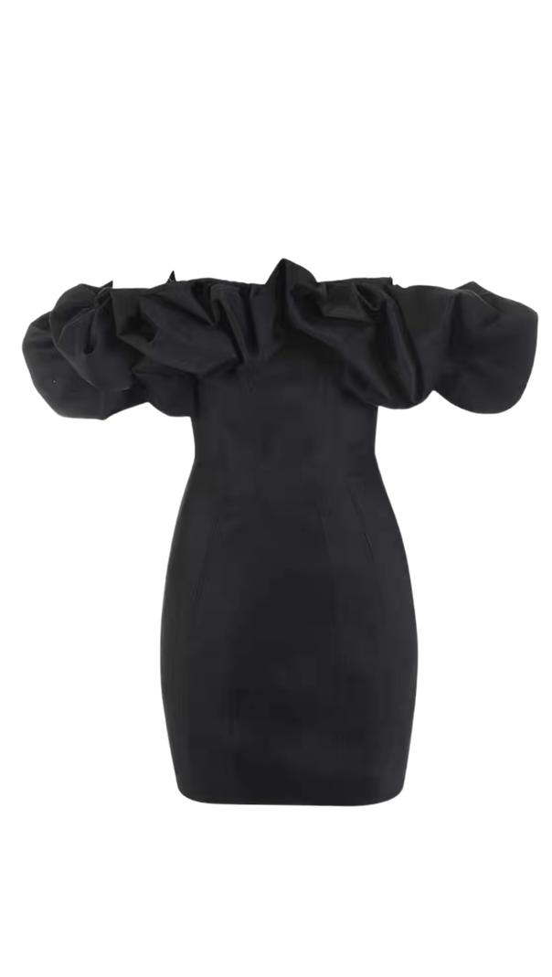 BURGUNDERROTES TRÄGERLOSES SATINKLEID MIT RÜSCHEN