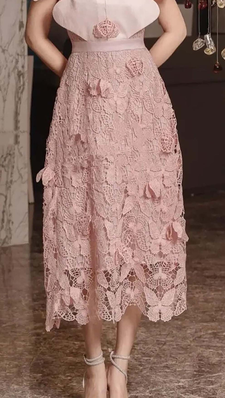 ABITO MIDI CON MANICHE A MANTELLO E RICAMO A FARFALLA ROSA