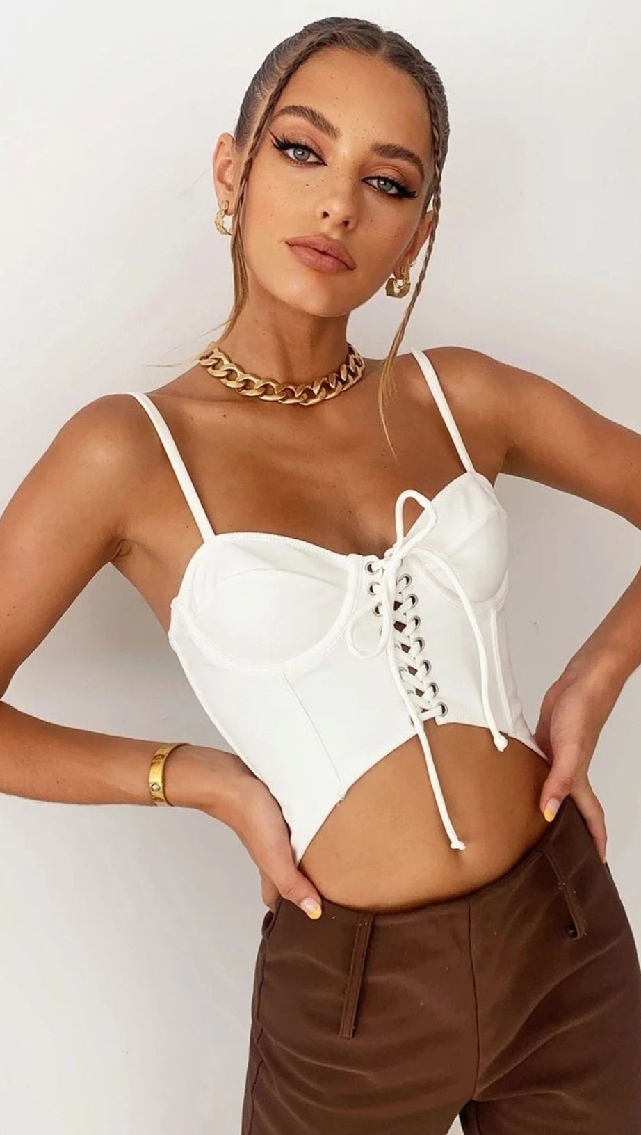 Rückenfreies Tanktop mit Schnürung.