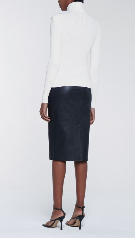 WEISSER RIPPPULLOVER MIT ROLLKRAGEN 