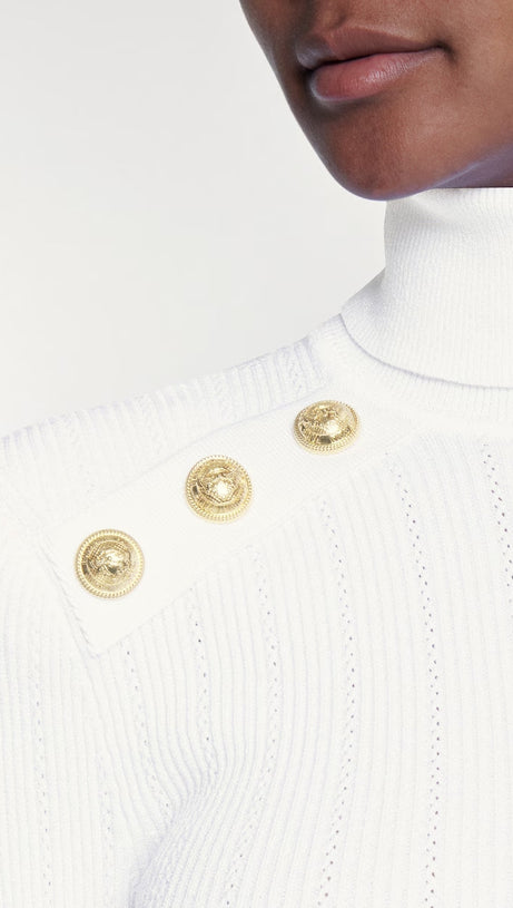 WEISSER RIPPPULLOVER MIT ROLLKRAGEN 