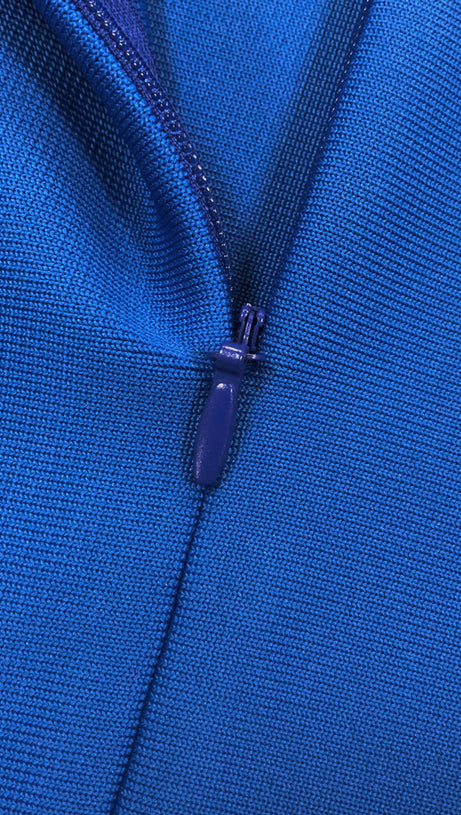 Schulterfreies, figurbetontes Maxikleid mit Perlenverzierung in Blau