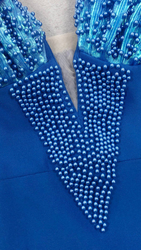 Schulterfreies, figurbetontes Maxikleid mit Perlenverzierung in Blau