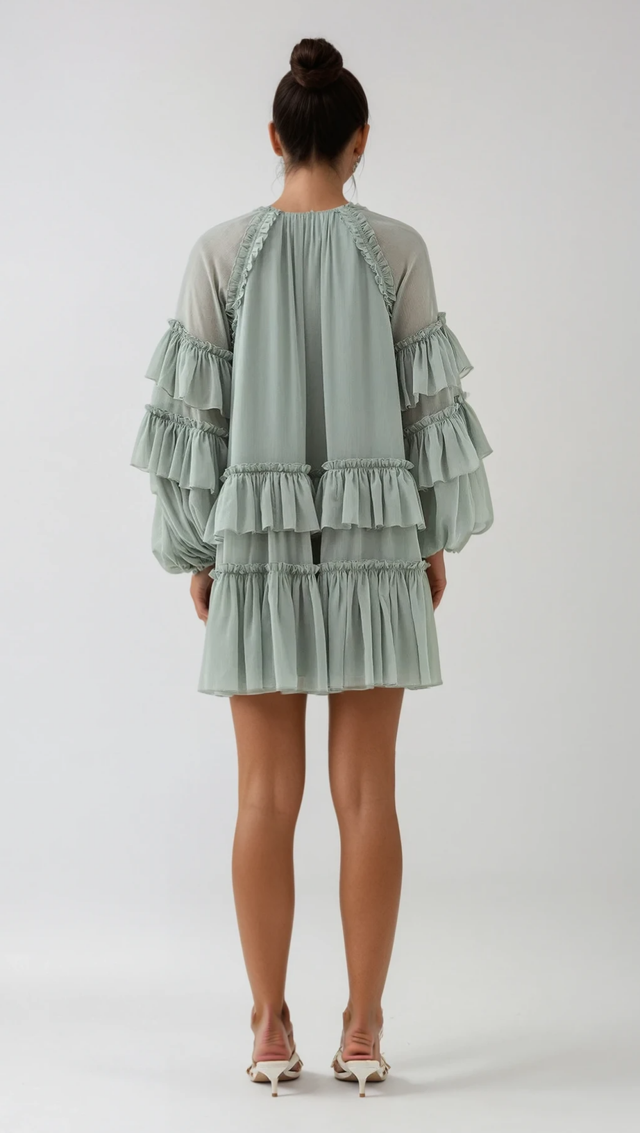 Freda – Grünes Minikleid aus Netzstoff mit Ballonärmeln und Rüschen