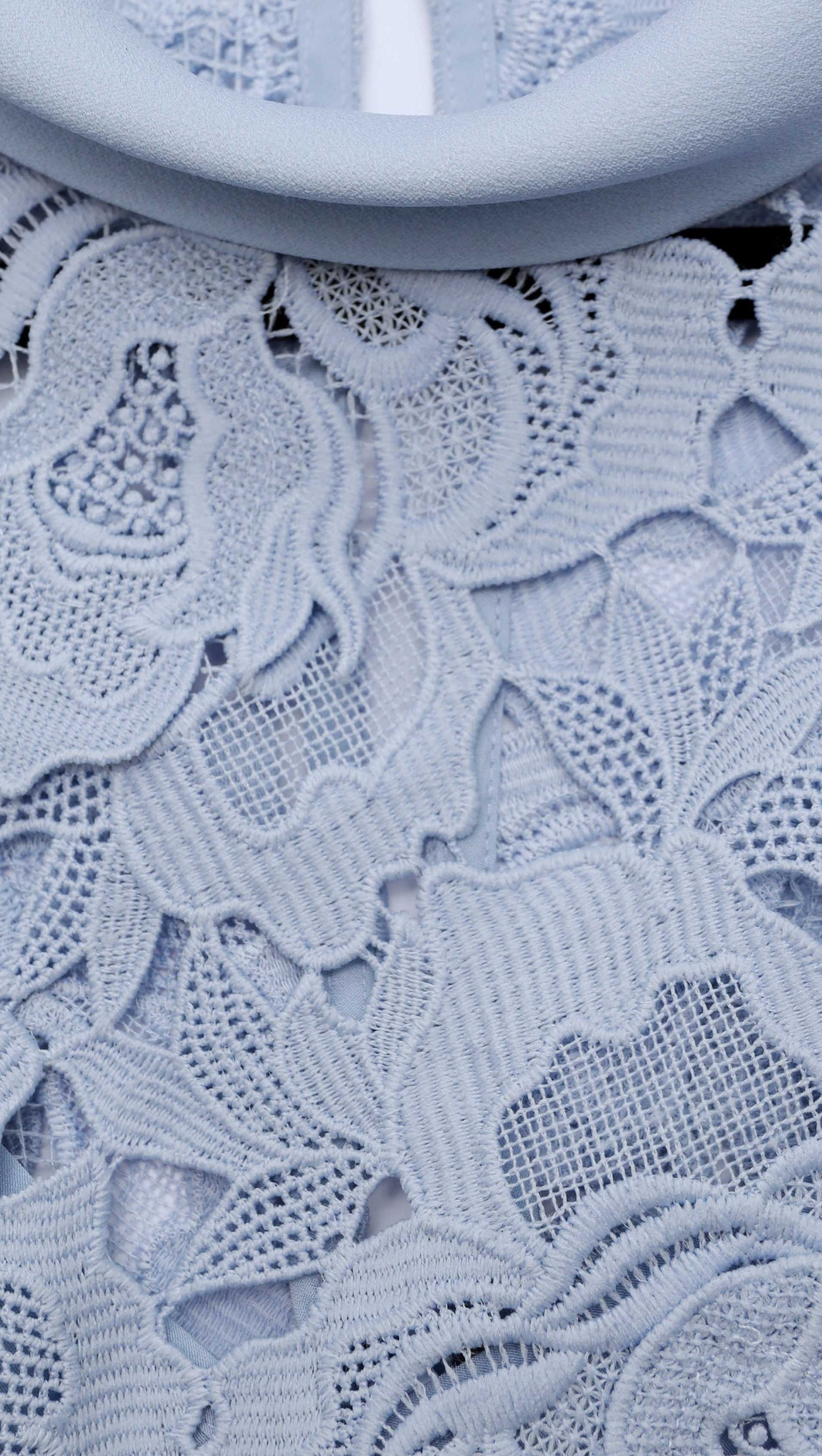 Blaues Midikleid mit Blumenspitze und Kontrastkragen