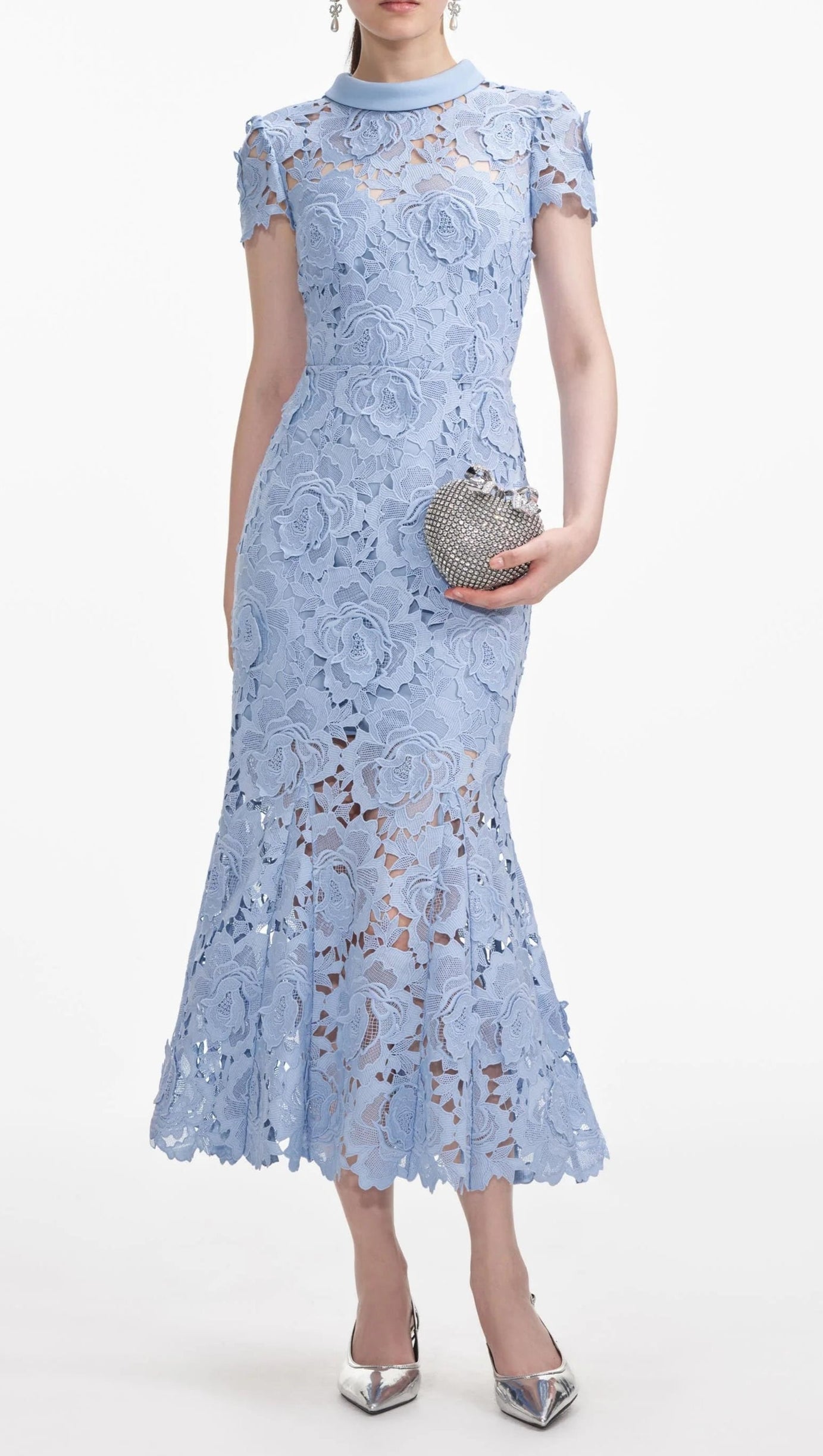 Blaues Midikleid mit Blumenspitze und Kontrastkragen