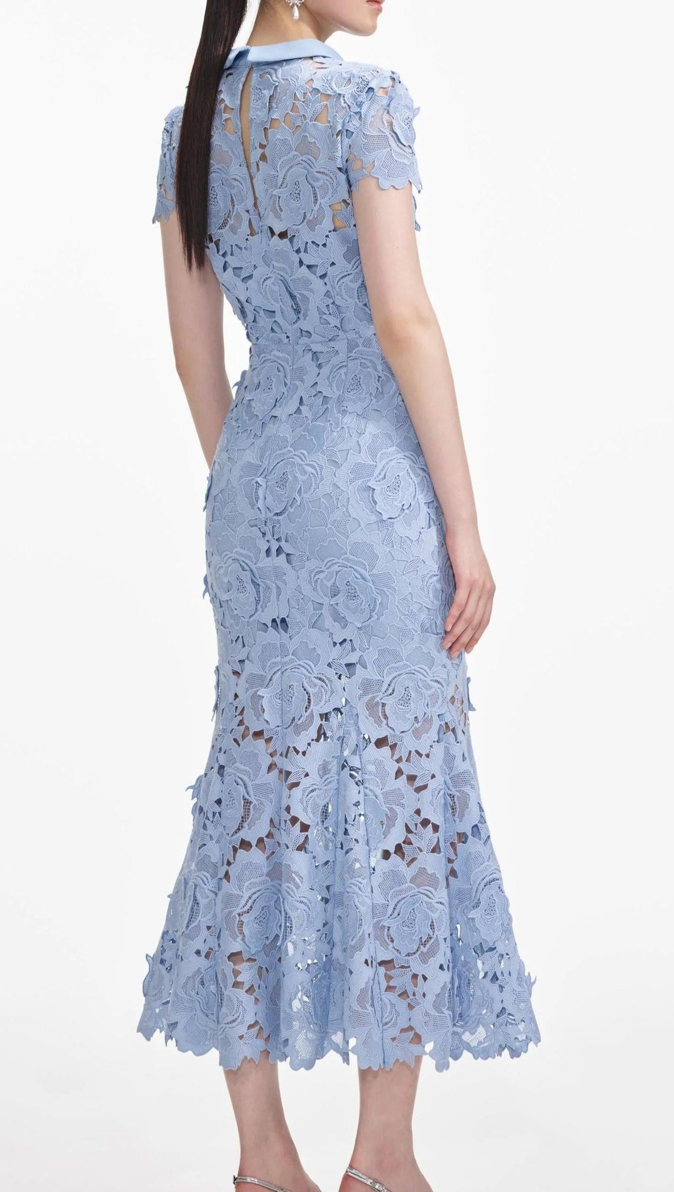 Blaues Midikleid mit Blumenspitze und Kontrastkragen