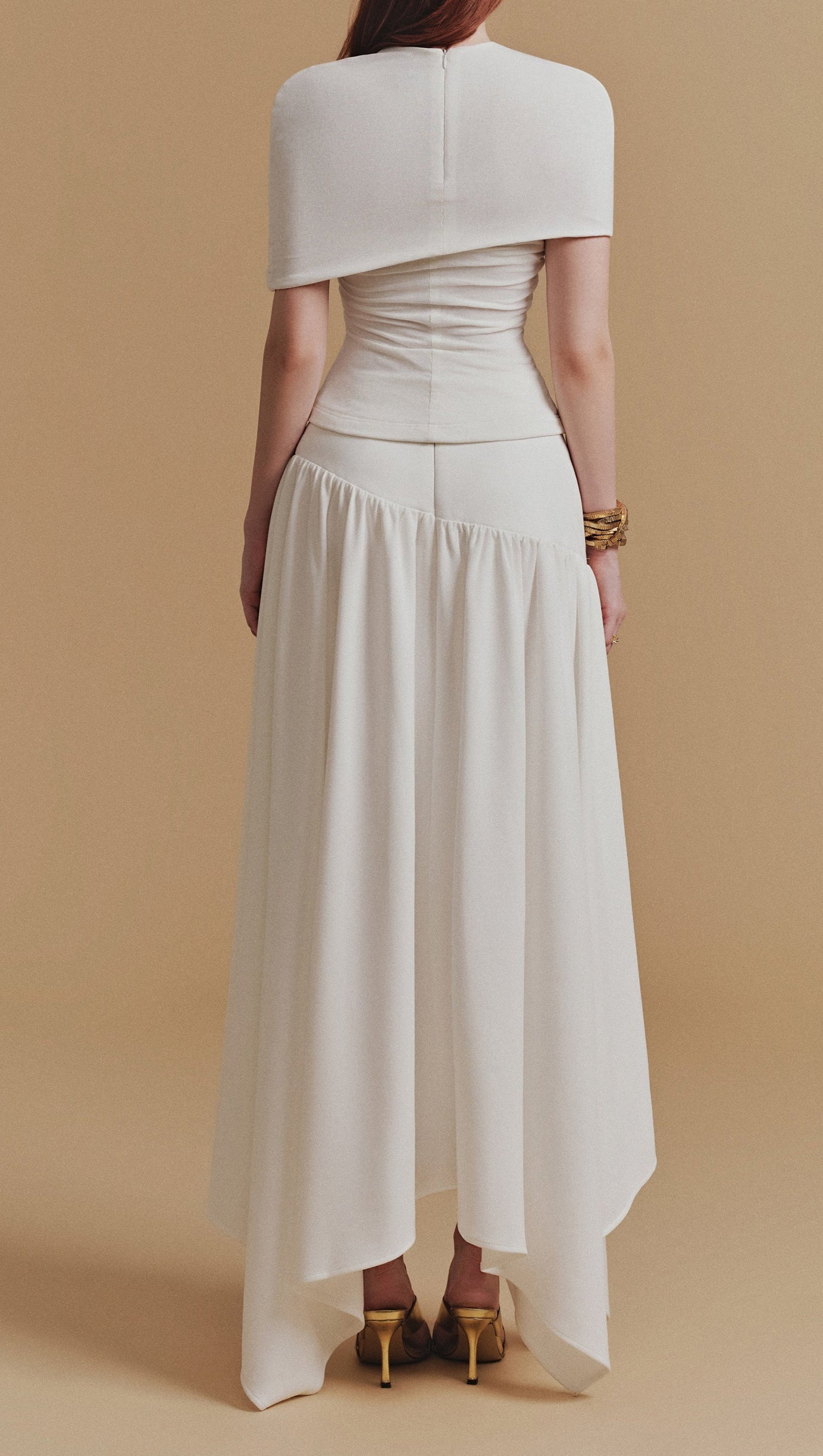 CASSIA – Asymmetrisches Midirock-Set mit gerüschtem Oberteil in Weiß