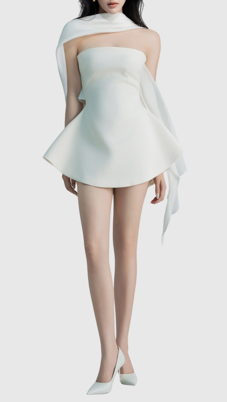 Calwa – Trägerloses, ausgestelltes Minikleid mit Schal