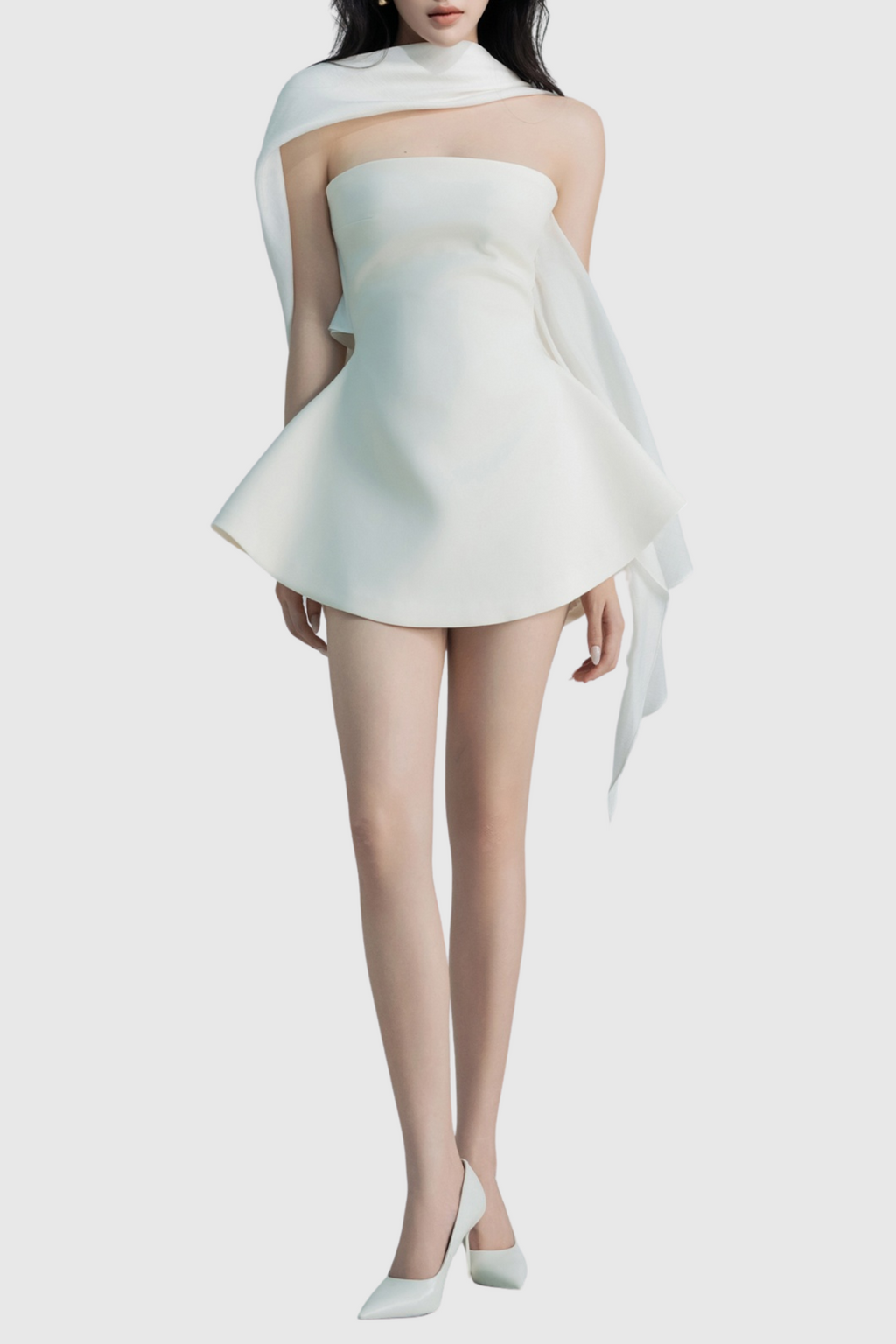 Calwa – Trägerloses, ausgestelltes Minikleid mit Schal