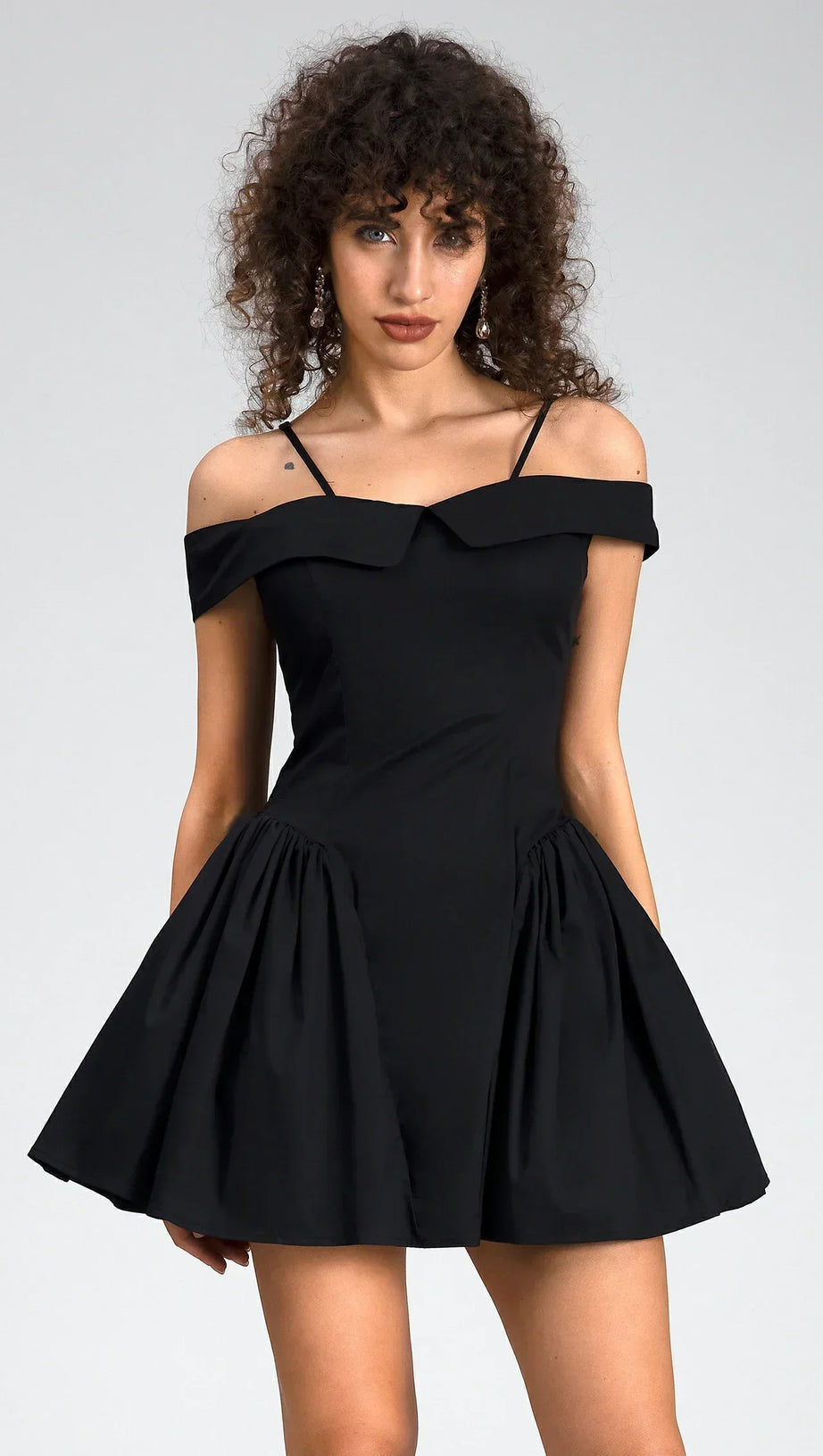 Vassia – Schulterfreies Minikleid in Schwarz