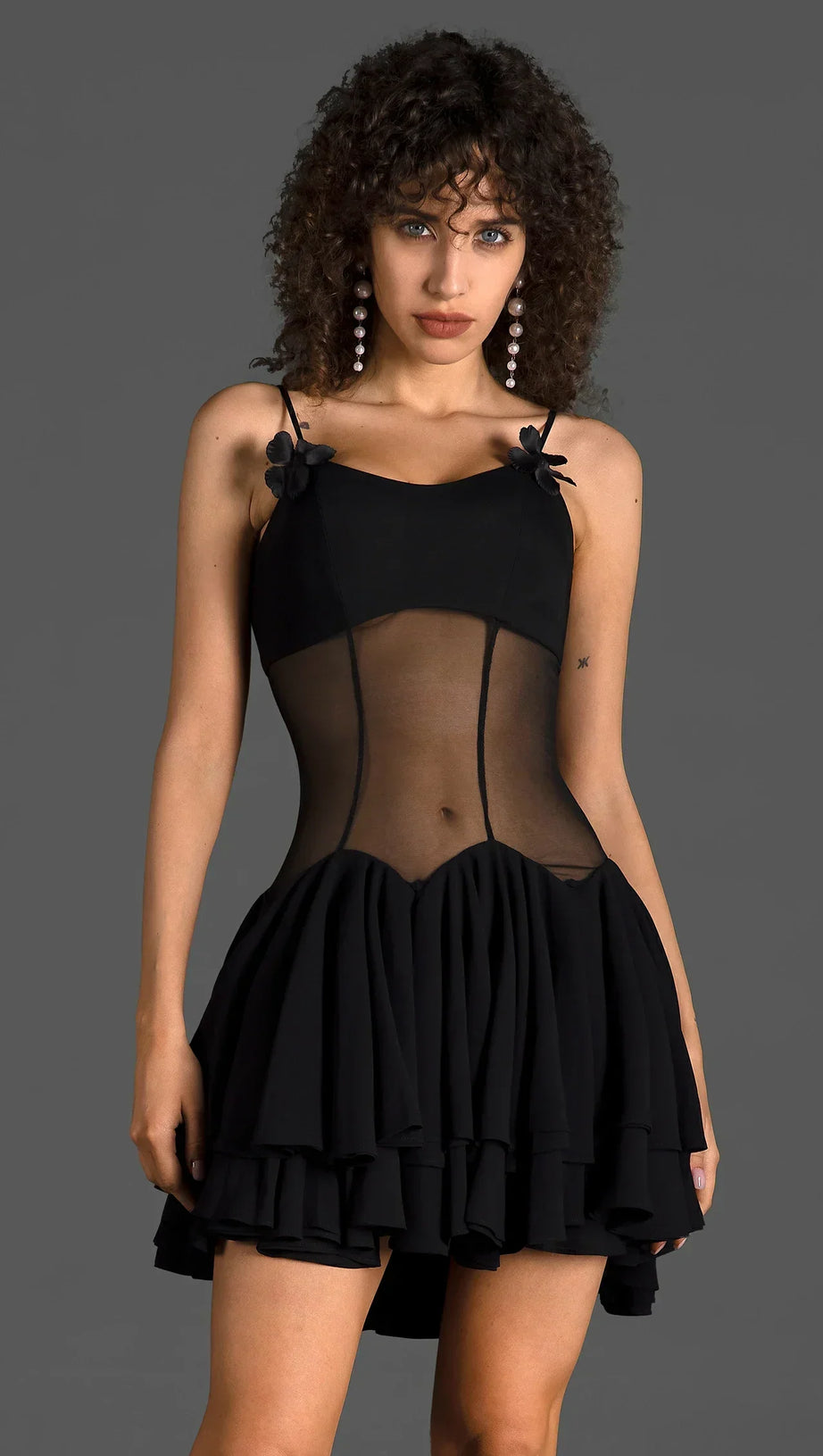 Ganili – Spaghettiträger-Minikleid mit transparenten Rüschen