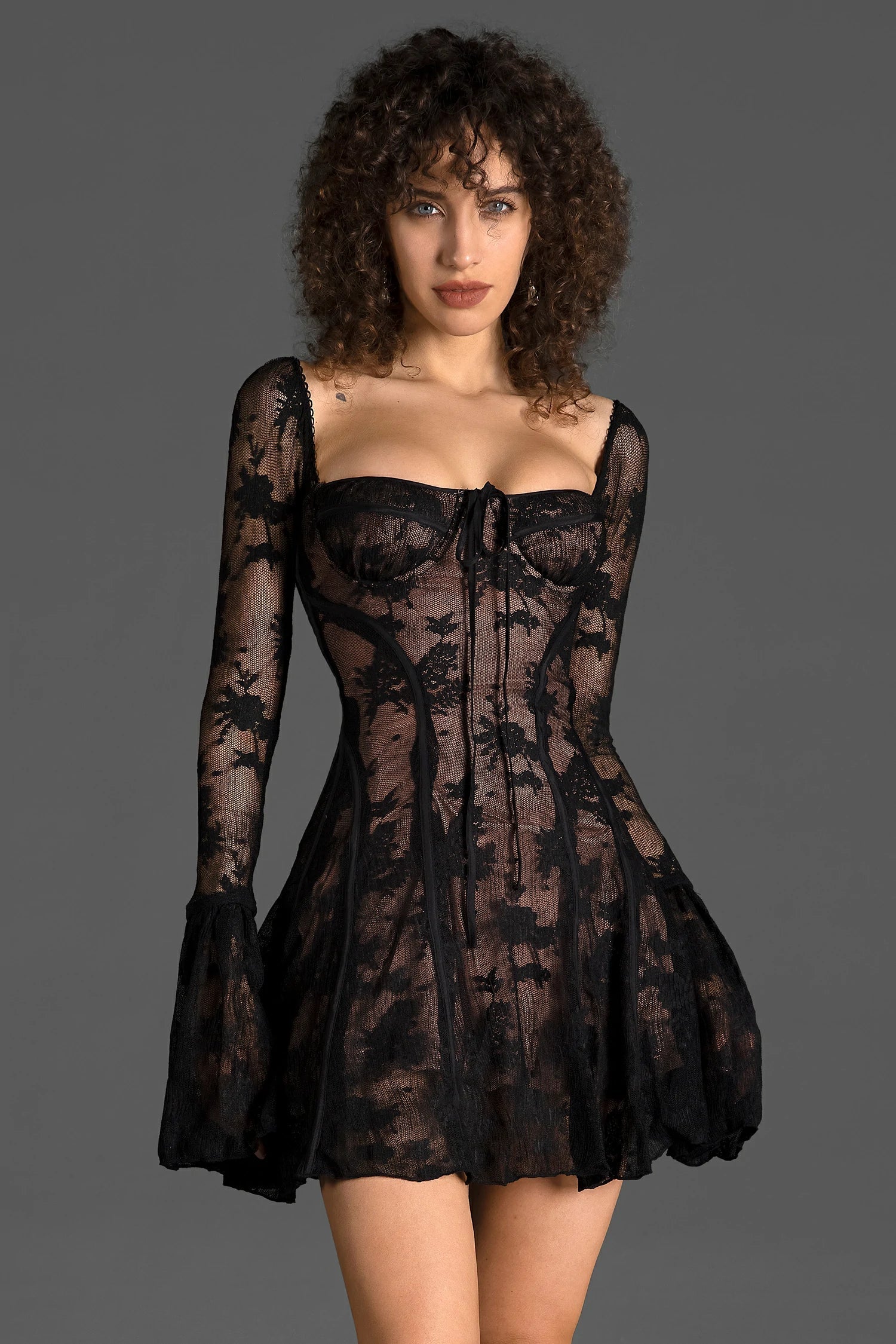 Milotis – Schwarzes Minikleid aus Spitze mit Glockenärmeln