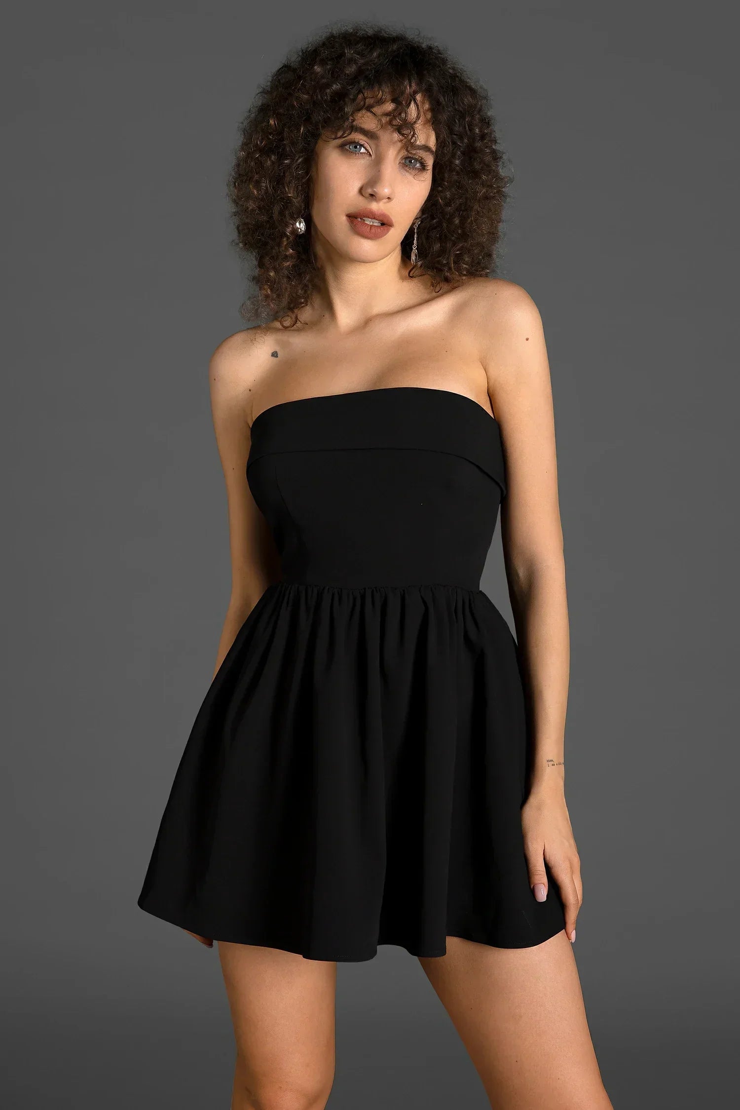 Mutilis – Schulterfreies, gewebtes Kleid