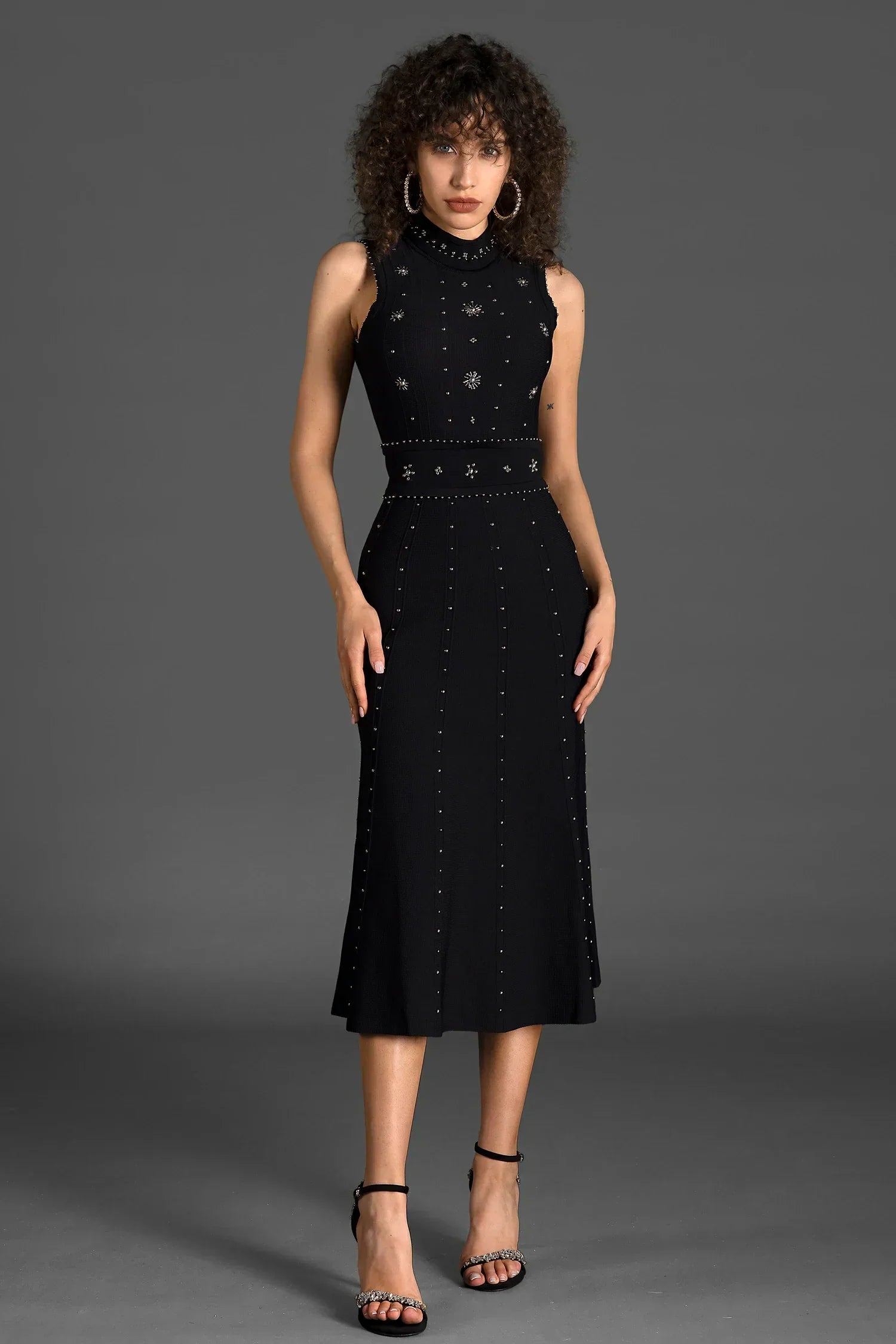 Deviyah – Ärmelloses Midikleid mit Perlen