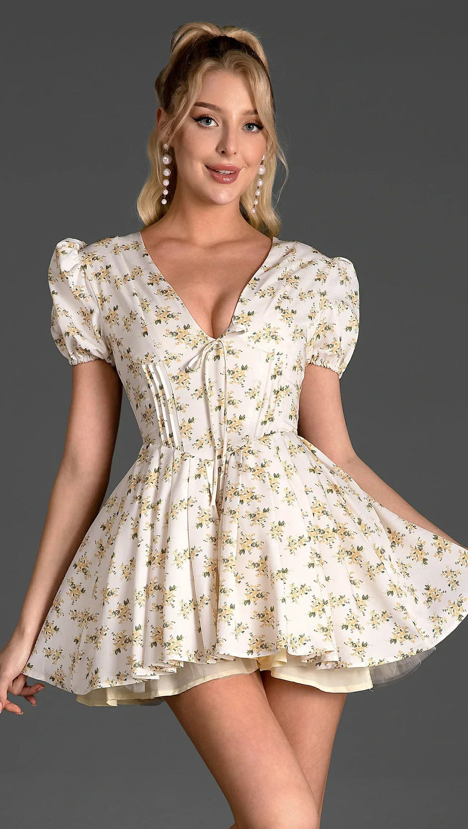 Nassea Minikleid mit V-Ausschnitt und Blumenmuster