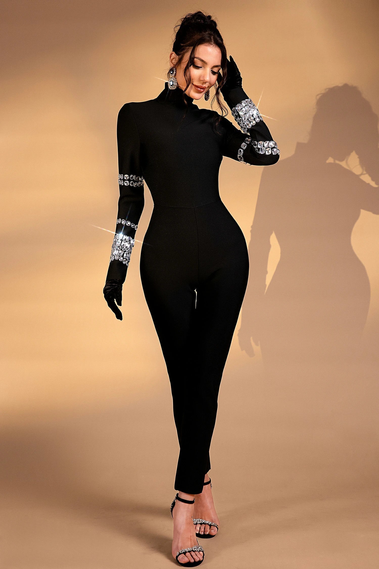 Emilee – Jumpsuit mit Kristallen und hohem Kragen