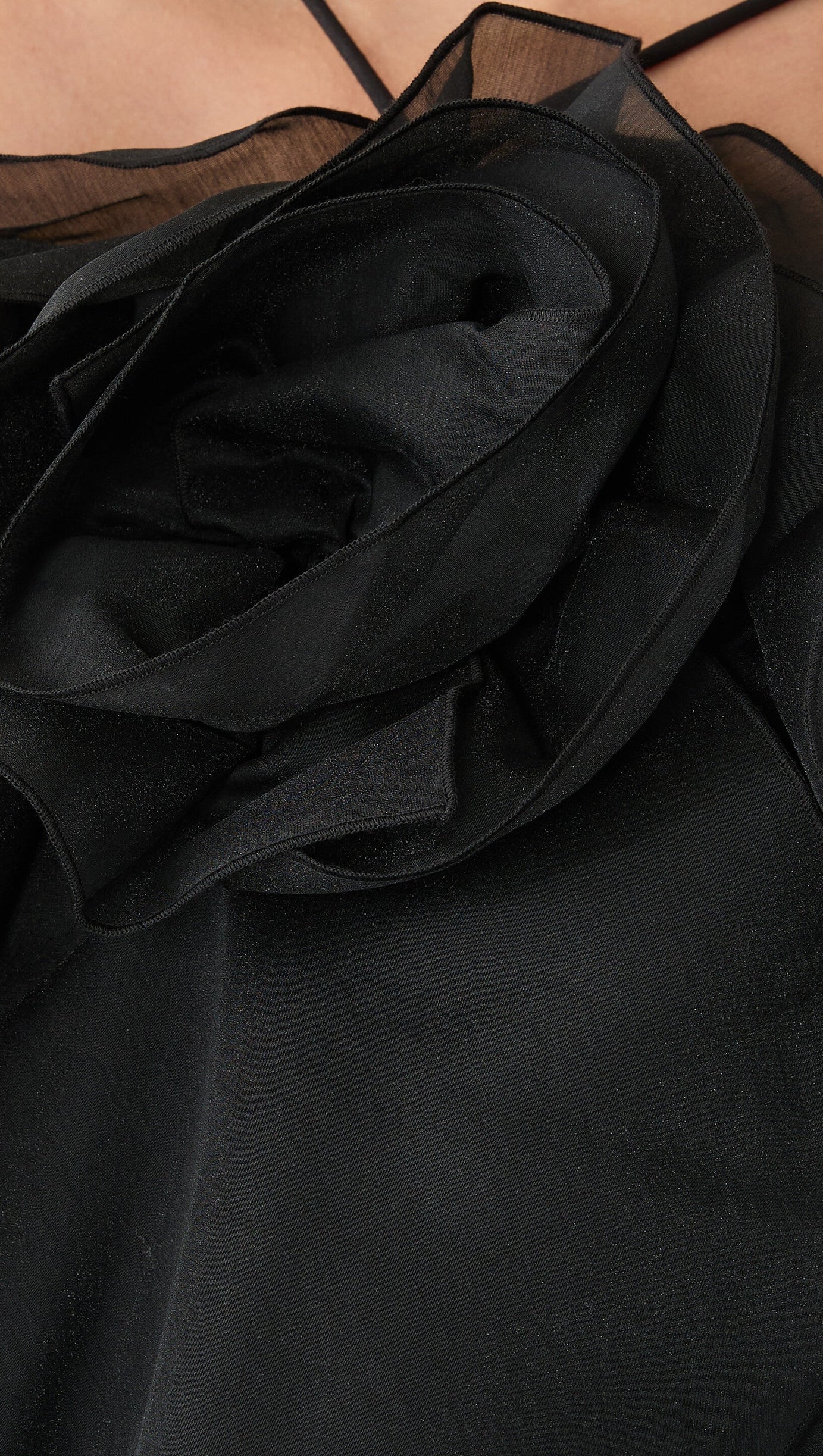 Caysie – Neckholder-Maxikleid mit floralem Rüschenmuster in Schwarz