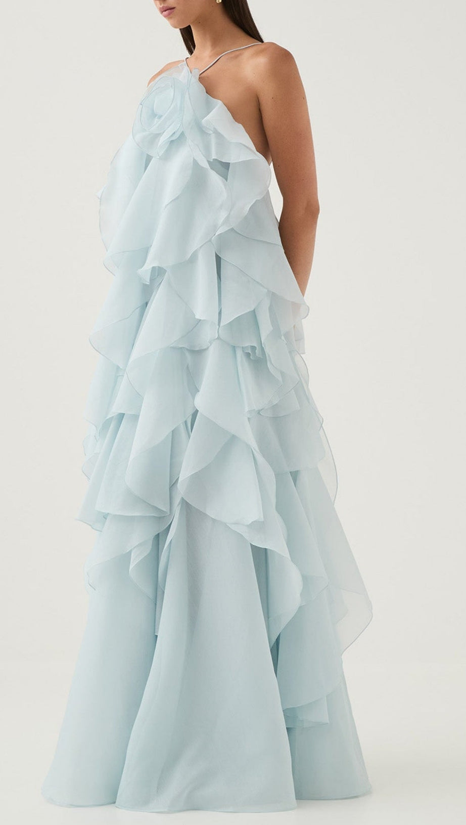 Caysie – Neckholder-Maxikleid mit floralem Rüschenmuster in Blau