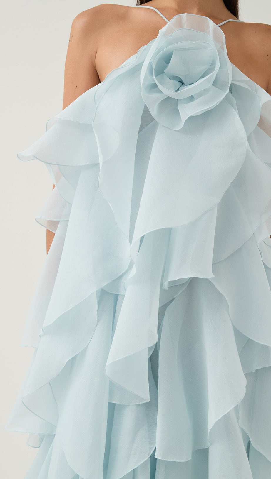 Caysie – Neckholder-Maxikleid mit floralem Rüschenmuster in Blau