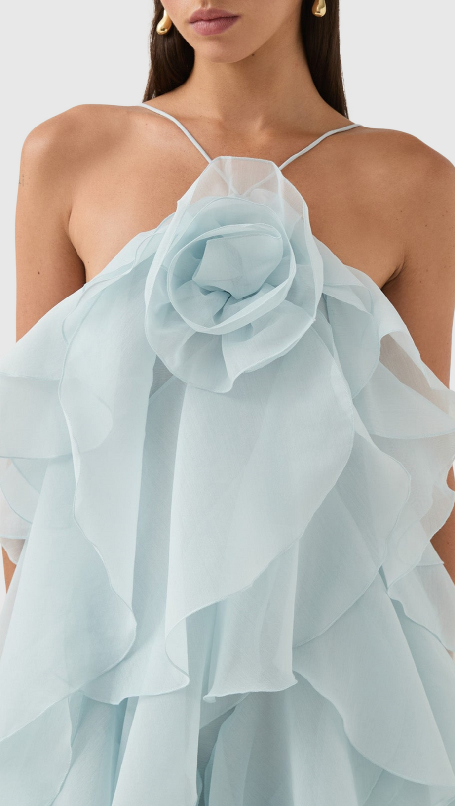 Caysie – Neckholder-Maxikleid mit floralem Rüschenmuster in Blau