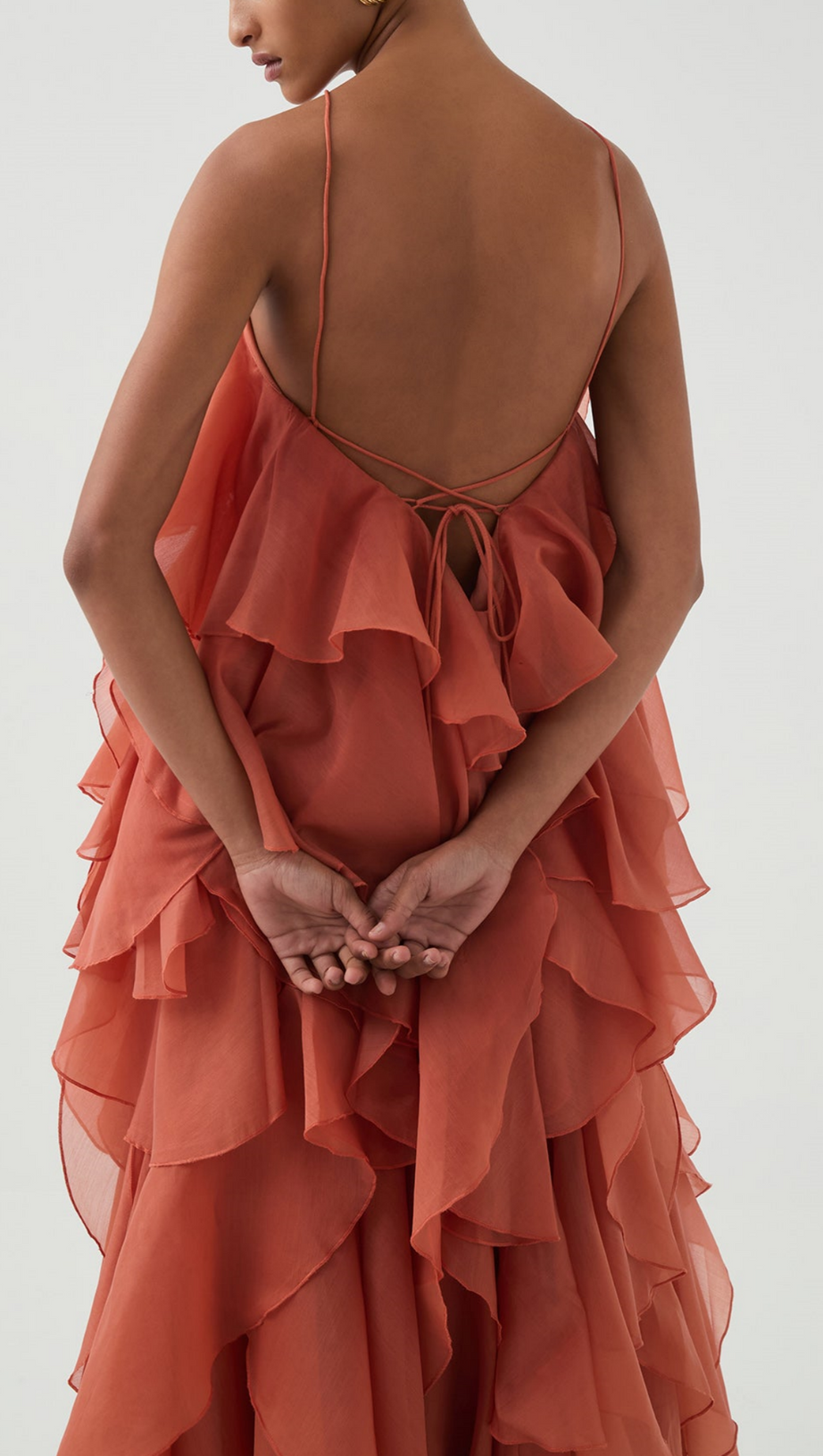 Caysie – Neckholder-Maxikleid mit floralem Rüschenmuster in Orange