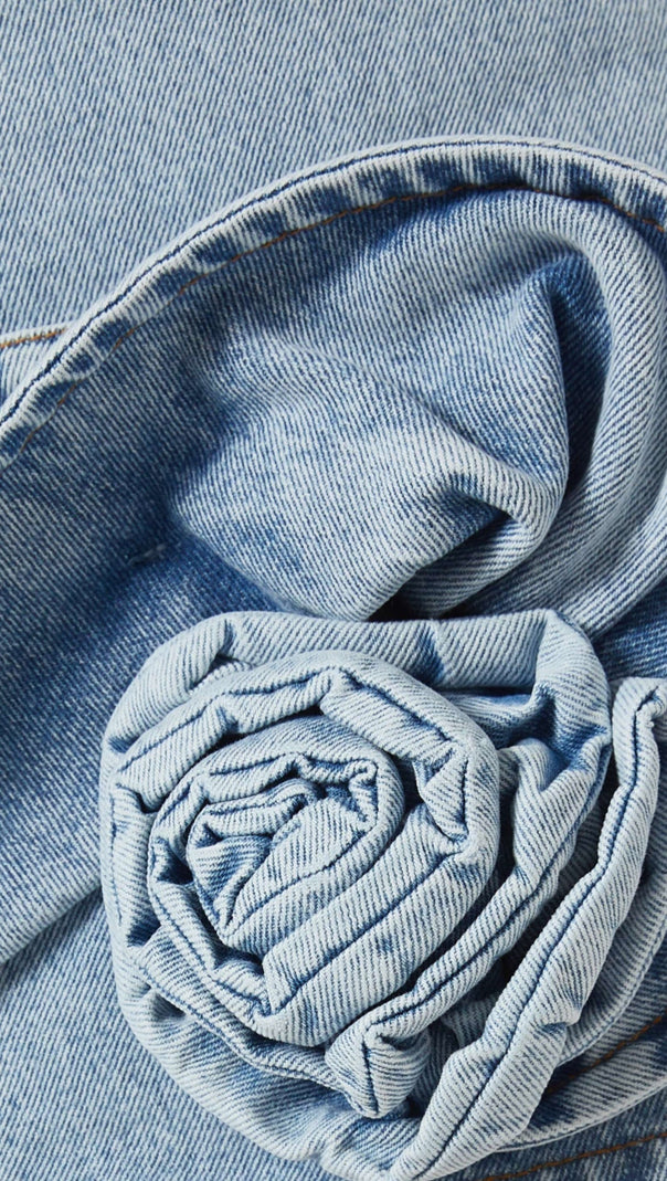 Christell – Neckholder-Minikleid aus Denim mit Blumenapplikation