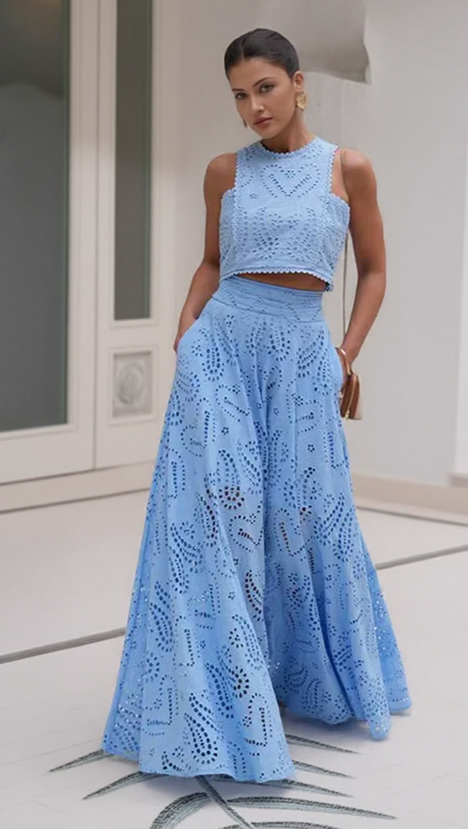 Completo top in pizzo con occhielli e gonna lunga blu