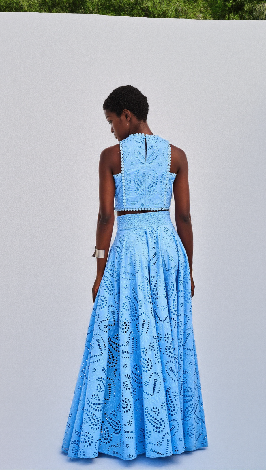 Completo top in pizzo con occhielli e gonna lunga blu