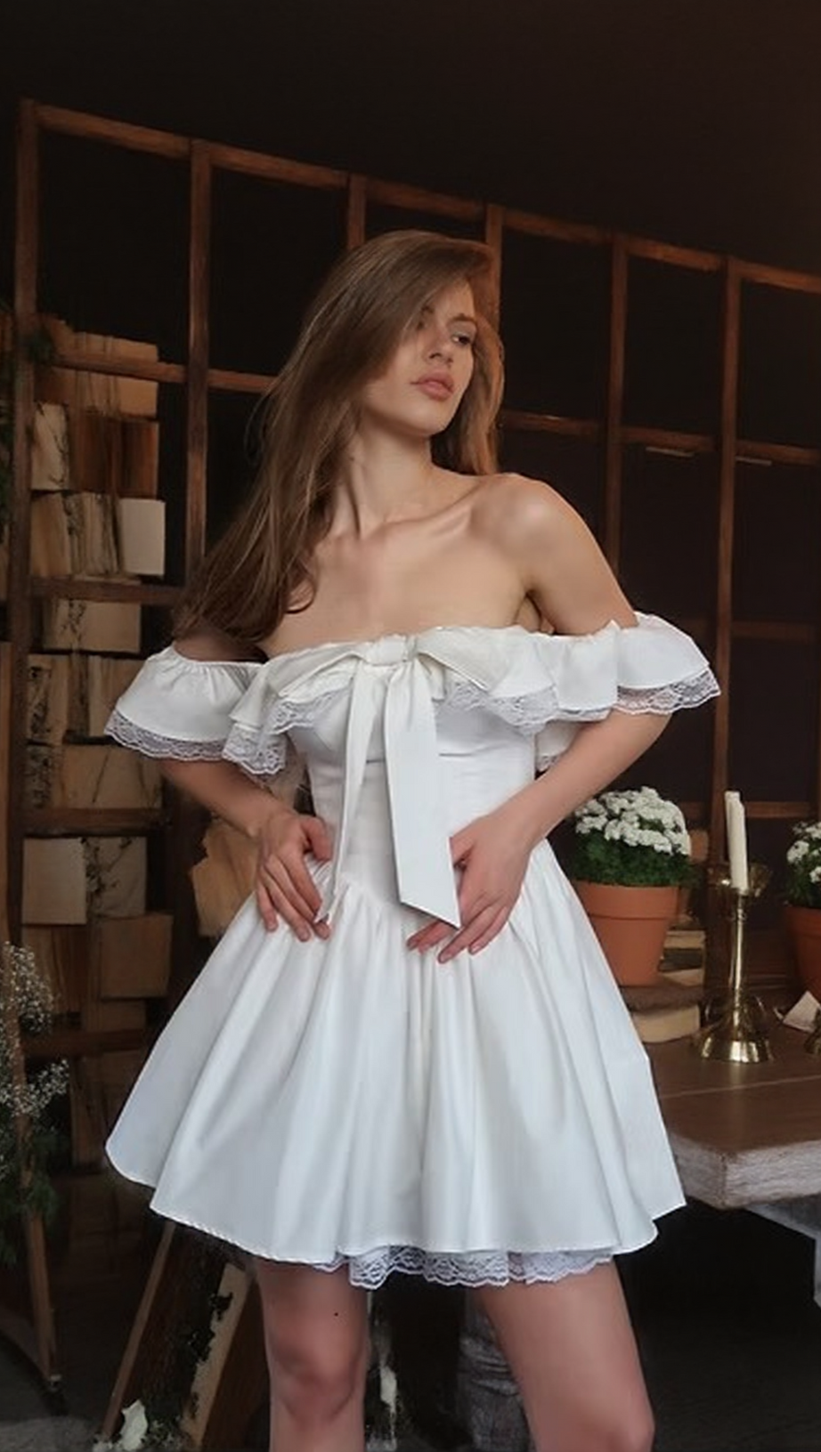 ABITO CORTO IN PIZZO CON FIOCCO E SPALLE SCOPERTE ALISON BIANCO