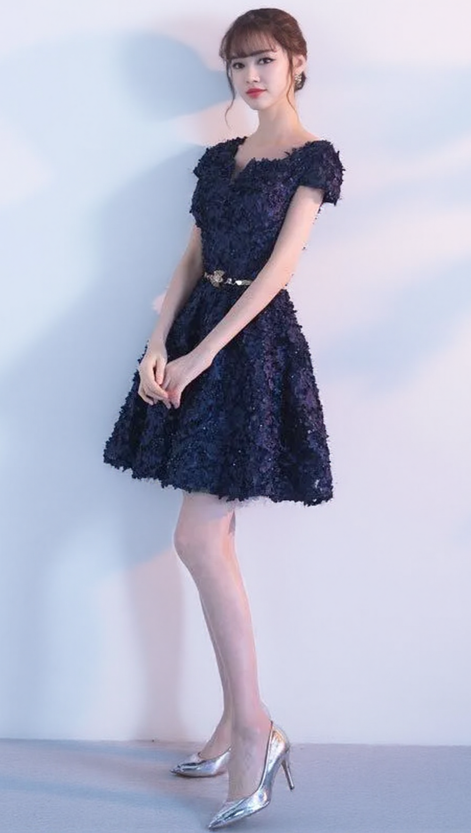 SMALL V-NECK THREE-QUARTER SLEEVE MINI DRESS